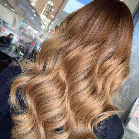 Dark Roots On Blonde Hair, Strawberry Blonde Hair With Dark Roots, Brown To Strawberry Blonde Balayage, Strawberry Blonde Dark Roots, Golden Blonde Hair With Dark Roots, Rooted Blonde Hair, Brunette Roots, Brown To Blonde Balayage, Warm Blonde Hair