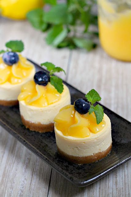 Lemon Cheesecakes, Lemon Curd Cheesecake, Mini Lemon Cheesecakes, Homemade Lemon Curd, Mini Cheesecake Recipes, Bake Cheesecake, Small Desserts, Lemon Cheesecake, Fancy Desserts