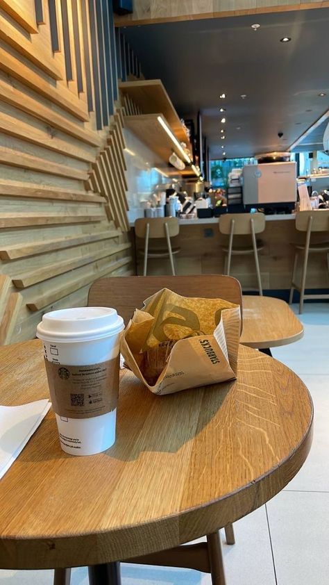 Airport Aesthetic Coffee, Airport Food Snapchat, Airport Coffee Aesthetic, Airport Coffee Shop, Starbucks Coffee Aesthetic, Airport Coffee, Starbucks Photography, Cafe Ootd, Aesthetic Outfits Plus Size