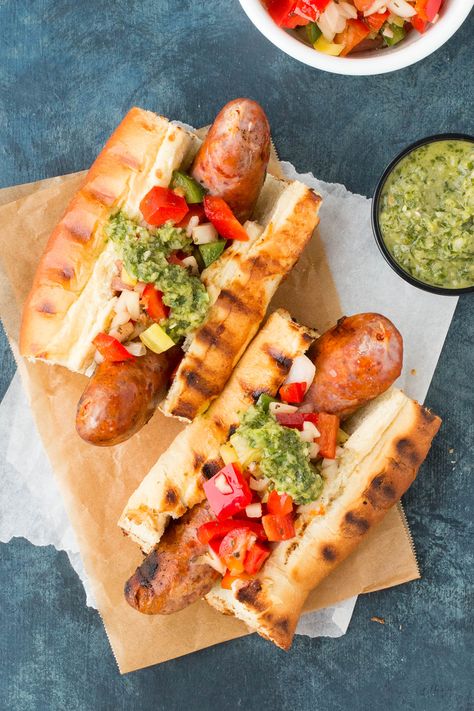 Grilled Chorizo (Choripán Argentina) with Chimichurri and Salsa Criolla Spicy Sandwich Recipes, Argentine Recipes, Spicy Sandwich, Argentina Food, Argentinian Food, Chorizo Recipes, Homemade Sandwich, America Food, Global Recipes