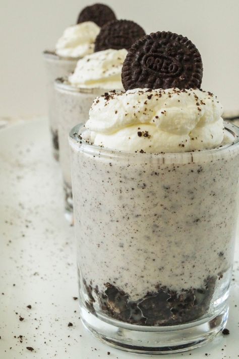 Cookies and Cream White Chocolate Mousse Cookies And Cream Mousse, Veronika Core, Cheesecake Cups Recipe, Oreo Mousse, Cookies And Cream Cheesecake, Dessert Mousse, Cheesecake Parfaits, White Chocolate Mousse, Creme Dessert