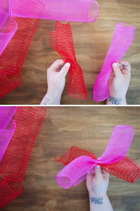 How to Make a Curly Deco Mesh Wreath - PinkPopDesign Deco Mesh And Ribbon Wreath, How To Make A Mesh Wreath Tutorials, Poly Mesh Wreaths How To Make, How To Make Mesh Bows, Poly Mesh Ribbon Wreath, Mesh Bows How To Make, How To Add Ribbon To Deco Mesh Wreath, Curly Mesh Wreath, Easy Mesh Wreath