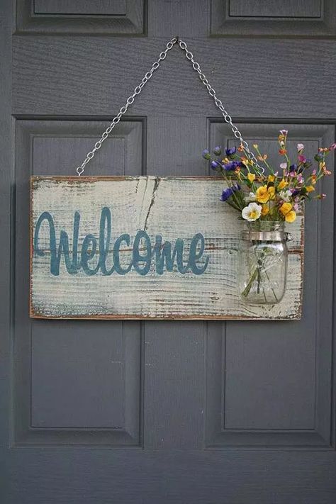 Spring Diy Projects, Spring Door Decoration, Diy Frühling, Welcome Signs Front Door, Outdoor Welcome Sign, Easter Wood Crafts, Spring Decor Diy, Diy Wood Signs, Welcome Decor