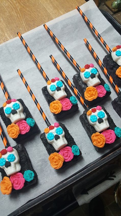 Coco Movie Food Ideas, Coco Themed Dinner, Coco Themed Halloween Party, Fiesta Theme Rice Crispy Treats, Coco Birthday Party Ideas Girl, Coco Themed Halloween Decorations, Coco Themed Desserts, Coco Themed Cupcakes, Coco Movie Birthday Party