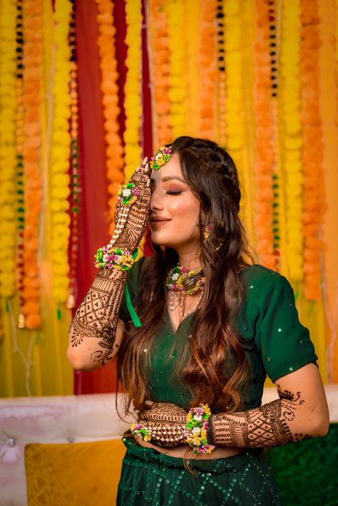 Mendhi Photo Pose, Mehndi Dulhan Poses, Girl Mehandi Shoot, Mhendi Photo Shoot With Friends, Mehandhi Photoshoot, Dulhan Mehndi Pose, Mehandi Poses For Bride, Mehndi Photoshoot Brides, Mehndi Poses For Bride