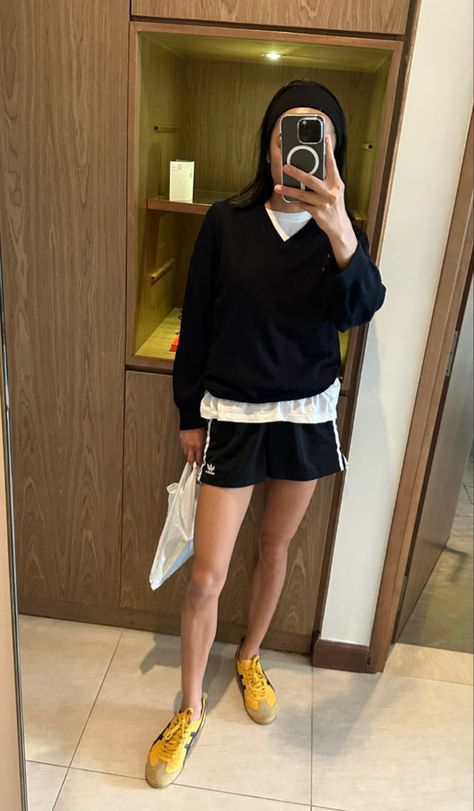 Berlin Summer Outfits, Onitsuka Tiger Outfit, Pants For Summer, Half Pants, Look Adidas, Spring 23, Ader Error, Casual Chic Outfit, 가을 패션