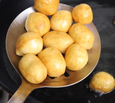 3-Ingredient Dough Balls Recipe Snacks 3 Ingredient Fried Cheese Balls, 3 Ingredient Donut Recipe, Donut Ball Recipe, Dough Balls Recipe, Donut French Toast, French Donuts, Fried Bananas, 3 Ingredient Recipes, Sweet Dough