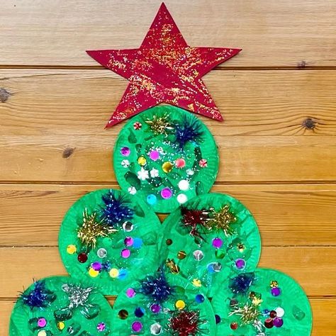 Francesca De Palma on Instagram: "🎄✨Christmas Tree ✨🎄 KG2 Collaborative Art Project We have created this Christmas display to decorate the doors of the school theatre for our winter show. Step 1: Students painted 21 paper plates in green. We used foam paint brushes and sprinkled some glitter. 💚🎨✨ Step 2: Students worked in pairs to decorate the paper plates. We used liquid glue for pompoms and sequins. ✨✨✨ Step 3: Students painted the star in red and added some glitter on top. ❤️⭐️❤️ St Collaborative Christmas Tree Art Project, Christmas Collaborative Art Projects, Christmas Tree Plate, School Theatre, Collaborative Art Projects, Foam Paint, Christmas Tree Art, Paper Christmas Tree, Collaborative Art