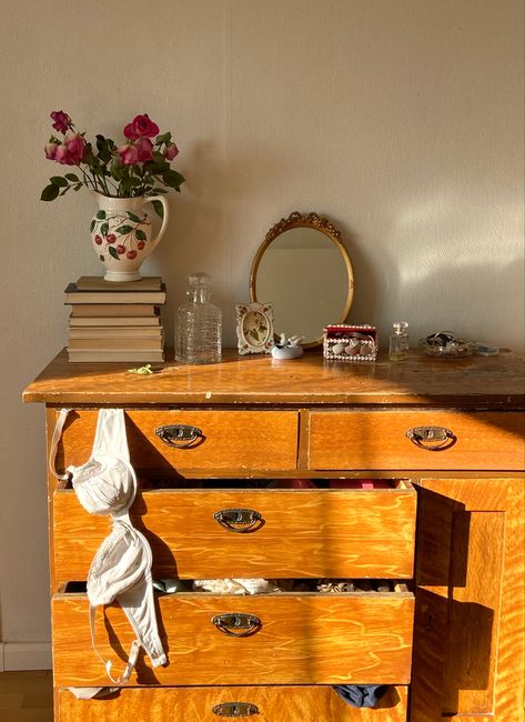 Wooden Vintage Bedroom, Cottagecore Dresser Decor, Dresser Decor Vintage, Little Women Bedroom Aesthetic, Vintage Dresser Aesthetic, Dresser Bedroom Aesthetic, Dresser Inspo Aesthetic, Cottagecore Nightstand, Dresser Decor Bedroom Aesthetic