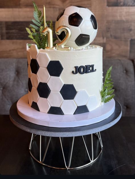 Real Madrid Birthday Cake, Soccer Cake Ideas, Football Cake Design, Bday Gift For Boyfriend, Soccer Cake, Happy Birthdays, Football Cake, 14th Birthday, Cute Cakes