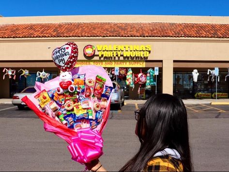 Say "I love you" with our Candy Bouquets!  Pick your flavors and create a personalized candy bouquet! Our Candy Bouquets can be customized with different flavors such as Spicy Tamarindo, Mexican Mix, Crazy Chocolate, Sweet and Sour and many more. 🍫🍭🍬💐 Because you can't eat flowers ;) Chocolate Dipped Strawberries Recipe, Candy Delivery, Valentine Chocolate Covered Strawberries, Graduation Board, Valentines Party Food, Romantic Desserts, Candy Arrangements, Valentine Gift Baskets, Chocolate Diy