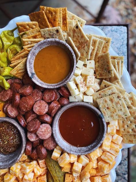 Texas Charcuterie Board Bbq, Texas Bbq Appetizers, Smoked Charcuterie Board, Southern Charcuterie Board, Bbq Charcuterie Board Ideas, Texas Charcuterie Board, Seasoned Saltines, Sausage Board, Gameday Foods