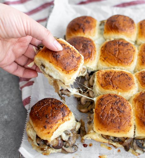 Vegetarian Cheesy Mushroom Sliders Vegetarian Sliders, Mushroom Sliders, Cheap Party Food, Fall Recipes Appetizers, Vegetarian Party, Fall Appetizers Easy, Vegetarian Party Food, Slider Rolls, Vegetarian Bbq