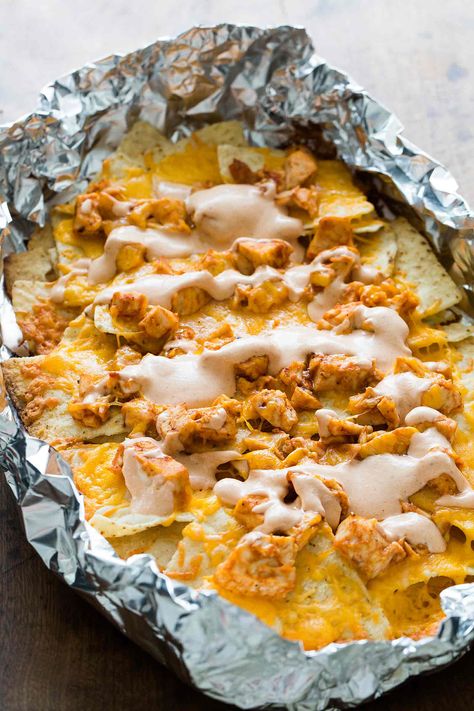 Looking for a great tailgate recipe? These grilled chicken nachos with sour cream BBQ sauce are perfect! Grilled Chicken Nachos Recipe, Grilled Chicken Nachos, Grilled Nachos, Boat Meals, Cabin Meals, Bbq Chicken Nachos, Field Meals, Tailgating Food, Chicken Nachos Recipe