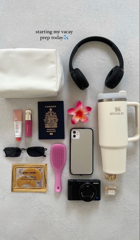 Everyday Bag Essentials, Backpack Essentials, School Bag Essentials, Travel Bag Essentials, Inside My Bag, Purse Essentials, Handbag Essentials, Girls Tote, What In My Bag