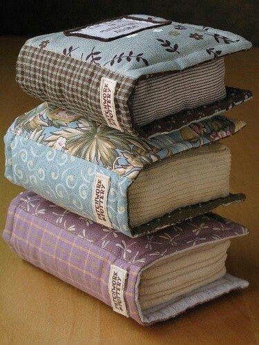 Book Pillows, Hantverk Diy, Diy Sy, Book Pillow, Patterns Fabric, Costura Diy, Needle Book, Fabric Ornaments, Diy Couture