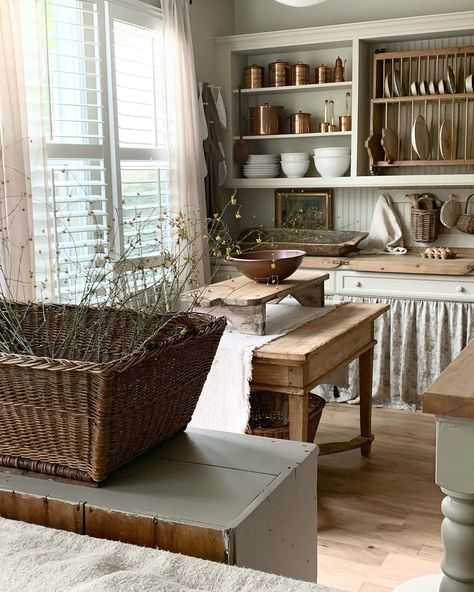 My Simple Country Home | Good Morning #newweek #home #farmgirl2be | Instagram Simple Country Home, Small Rustic Kitchens, Bus Ideas, Cottage Aesthetic, French Country Kitchens, Nancy Meyers, Small Kitchen Decor, Country Kitchen Decor, Interior Kitchen