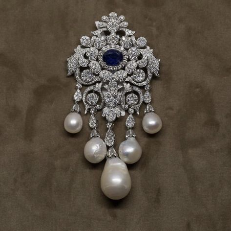 Royal Jewelry Aesthetic, Diamond Brooches, Bridal Diamond Necklace, Diamond Jewelry Set, Diamond Pendants Designs, Fancy Jewelry Necklace, Jewellery Design Sketches, Antique Jewellery Designs, Jewelry Set Design