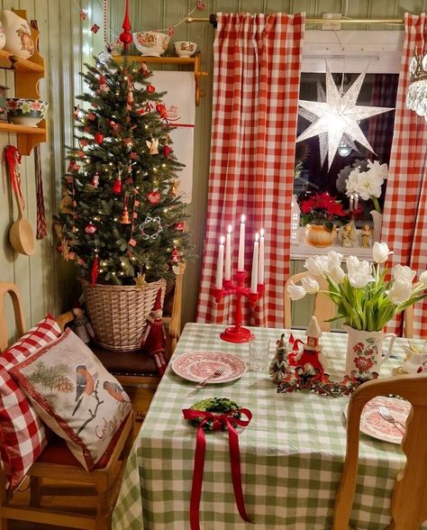 Christmas Appartement Decor, Small Apartment Christmas Tree, Christmas Hallway Decorations, Apartment Christmas Tree, Classic Christmas Decor Ideas, English Cottage Christmas, Decorate A Small Apartment, Small Apartment Christmas Decor, Small Apartment Christmas