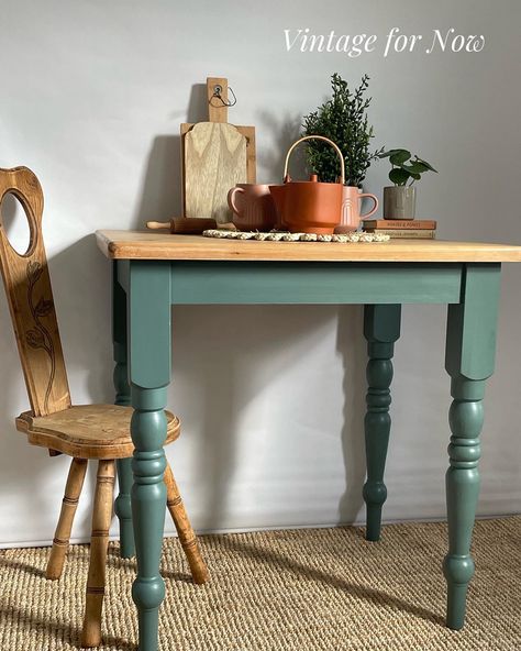 Dark Green Farmhouse Table, Dining Table Painted Legs Wood Top, Painted Wooden Table, Pine Table Makeover, Acorn Ideas, Pine Kitchen Table, Light Wood Dining Table, Old Kitchen Tables, Gateleg Table