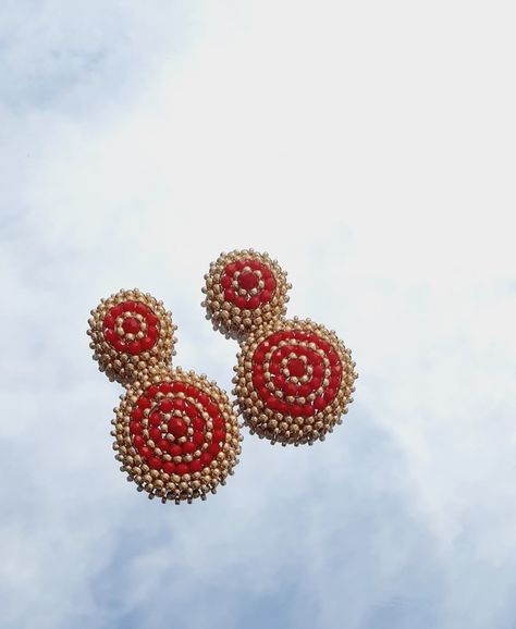 Estos hermosos aretes son creados en cristales rojos y mostasilla, esta elaborados a manos para más información https://www.instagram.com/p/CUQ6ZXyMdUA/?utm_medium=copy_link Floral Rings, Stud Earrings, Flowers, Floral, Instagram