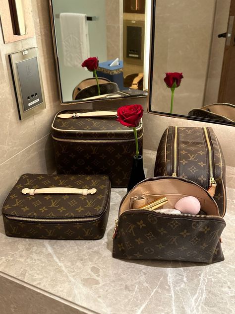 Lv Makeup Bag, Luxury Makeup Vanity, Louis Vuitton Makeup Bag, Louis Vuitton Makeup, Fake Makeup, Jewelry Product Shots, Louis Vuitton Agenda, Makeup Accesories, Malibu Barbie