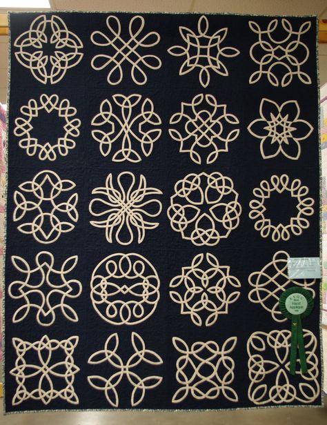 Formas y mas formas Celtic Quilt, Form Drawing, Celtic Knot Designs, Celtic Patterns, Celtic Knotwork, Celtic Knots, Stitch Lines, Celtic Symbols, Folk Embroidery