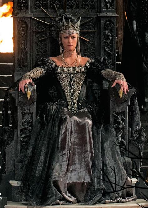 Evil Queen Queen Ravenna, Snowwhite And The Huntsman, Colleen Atwood, Evil Queens, Dark Queen, Queen Costume, Age Of Ultron, Red Queen, Movie Costumes