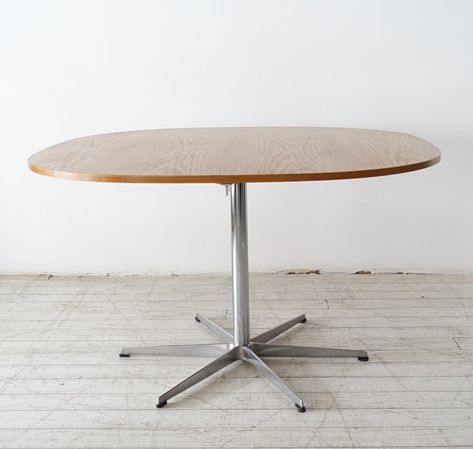 Listed on VNTG.com: Super-circular 6 star base dining table by Arne Jacobsen for Fritz Hansen, 1970s | #vntg #vintage Circular Dining Table, Circle Table, Table Dining, Furniture Designs, Arne Jacobsen, Fritz Hansen, Dining Rooms, Kitchen Dining Room, Vintage Design