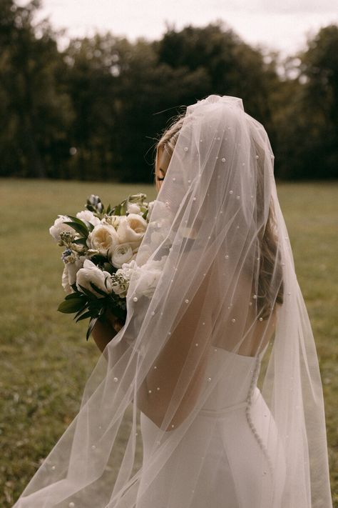 Bride Detail Shots Photo Ideas, Bridal Shots The Bride Photo Ideas, Bridals Photo Shoot, Bride Photoshoot Bridal Portraits, Bride Solo Poses, Colorado Photoshoot, Veil Photography, Bridal Shots, Wedding Veils Short