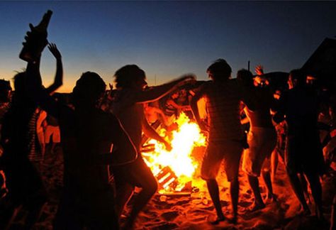 Bonfire Dance Party (in the mountains instead of the beach, obvi) Beach Bonfire Parties, La Beach, Bon Fire, Powerful Magic, Bonfire Party, Camping Aesthetic, Beach Bonfire, Surf Camp, Camping Party