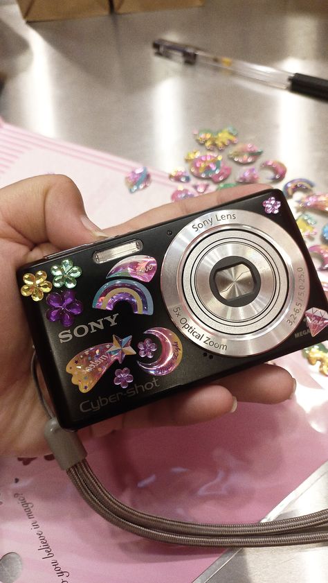 Camera With Stickers, Digi Camera, Sony Lens, Cute Camera, Retro Gadgets, Camera Digital, Sony Camera, Birthday Wishlist, Vintage Cameras