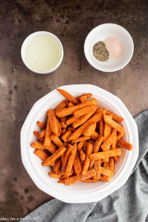 Blackstone Sweet Potato Fries - grillonadime.com Sweet Potato Fries Seasoning, Grilled Sweet Potato Fries, Recipes Sweet Potato, Frozen Fries, Burger Chicken, Frozen Sweet Potato Fries, Sweet Fries, Freeze Sweet Potatoes, Sweet Potato Recipes Fries