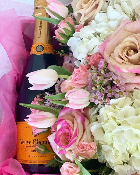 Flower Champagne, Champagne Flowers, Instagram Flowers, 22nd Birthday, Closing Gifts, Box Ideas, Birthday Flowers, Best Gift, Birthday Ideas