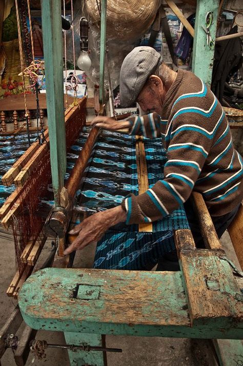 Salcaja, Guatemala Weaving Fabric, Floor Loom, Tenun Ikat, Weaving Tools, Weaving Textiles, Weaving Projects, Spinning Wheel, Weaving Patterns, Art Textile