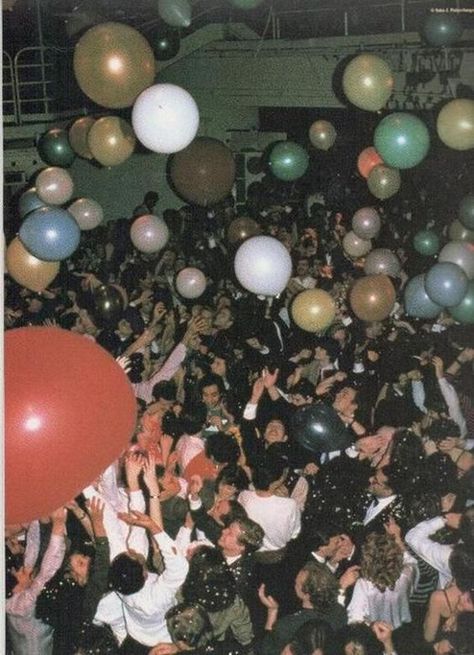 Studio 54 Photos, Teenager Party, Party Fotos, New Year Wallpaper, Halloween Tattoo, Studio 54, Highschool Aesthetic, Teenage Dream, Eve Parties