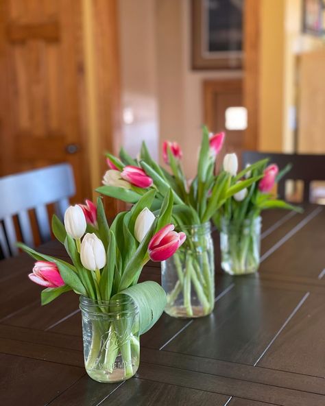 Tulip Wedding Table Decorations, Tulips Table Decor, Tulips Floral Arrangements, Tulip Centerpieces, Tulips Centerpiece, Tulips Wedding, Tulip Centerpiece, Garden Party Bridal Shower, Tulip Decor