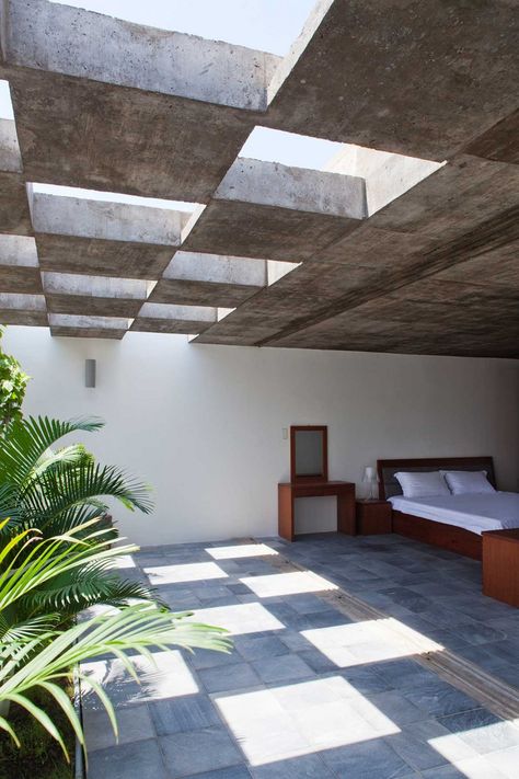 Binh Thanh House NISHIZAWAARCHITECTS bedroom Vo Trong Nghia, Villa Savoye, Concrete Walls, Arch Interior, Concrete House, Design Del Prodotto, Space Architecture, Low Ceiling, Architectural Inspiration