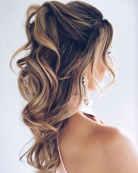 Partial Ponytail Updo for Long Locks Updo For Long Hair, Partial Updo, Hairstyle Shorthair, Updos For Long Hair, Half Updo Hairstyles, Texture Spray, Short Homecoming Hair, Curly Short, Half Up Half Down Hairstyles