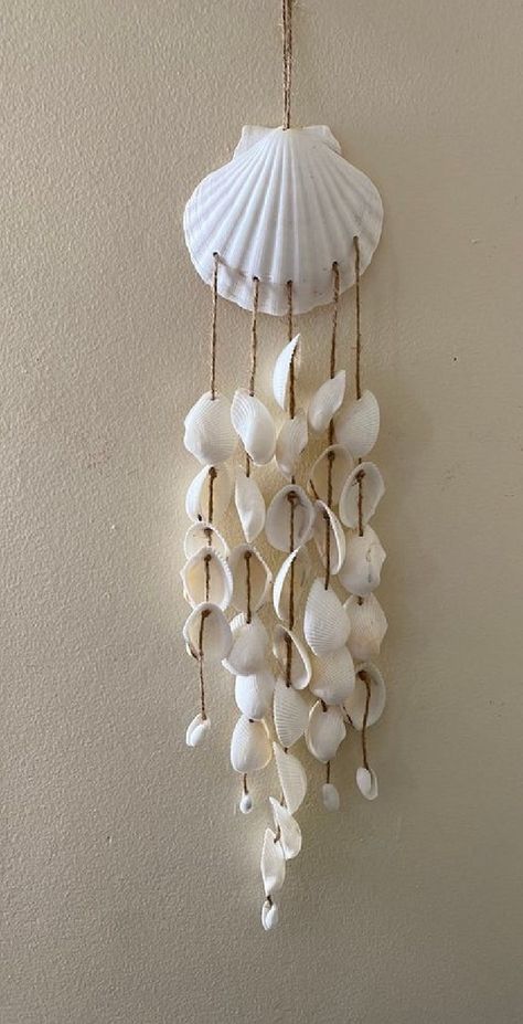 Shell Hanging, Carillons Diy, Natural Crafts, Seashell Art Diy, Shell Wind Chimes, Wind Chimes Craft, Art Coquillage, Home Boho, Gift Wrap Ribbon