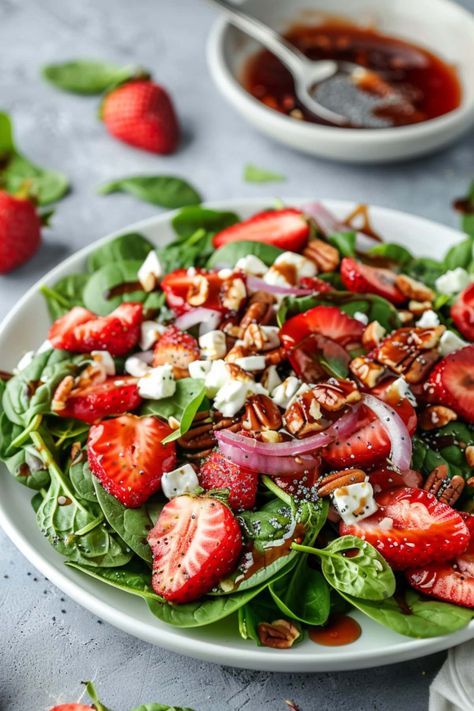 Salad Strawberry, Spinach And Strawberry Salad, Spinach Salad With Strawberries, Strawberry Spinach Salad, Spinach Strawberry Salad Recipes, Strawberry Salad With Poppyseed Dressing, Strawberry Spinach Salad With Poppyseed, Strawberry Feta Spinach Salad Poppyseed Dressing, Healthy Strawberry Spinach Salad