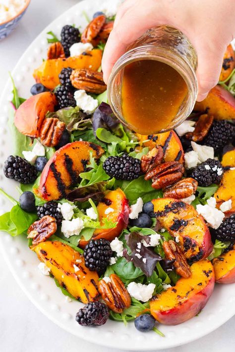 Summer Grilled Peach Salad! This grilled peach salad is served with blackberries, blueberries, feta, candied pecans, and mixed greens. Then, this grilled peach salad is tossed with a homemade balsamic vinaigrette! Grill Peach Salad, Peach Balsamic Salad, Peach Feta Salad, Grill Peaches, Peach Salad Recipes, Sausage Salad, Caramelized Peaches, Grilled Peach Salad, Homemade Balsamic Vinaigrette