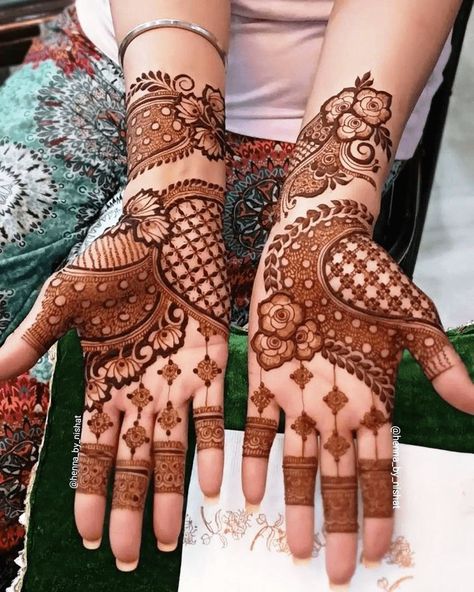 Arebic Mahendi Designs Latest Front Hand, Designer Mehendi Designs, Indian Mehndi Design, Dulhan Mehndi Design, Mehndi Design Bridal, Mehndi Design New, Bridal Henna Design, New Mehndi Design, Hand Mehendi