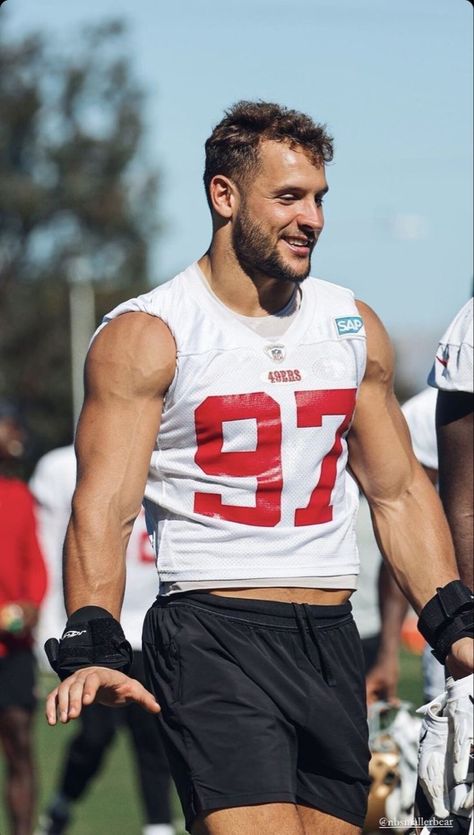 Aiden Graves, Muscular Arms, Nick Bosa, Nfl Football 49ers, Forty Niners, Cute Football Players, Hunks Men, Rugby Men, Sf 49ers