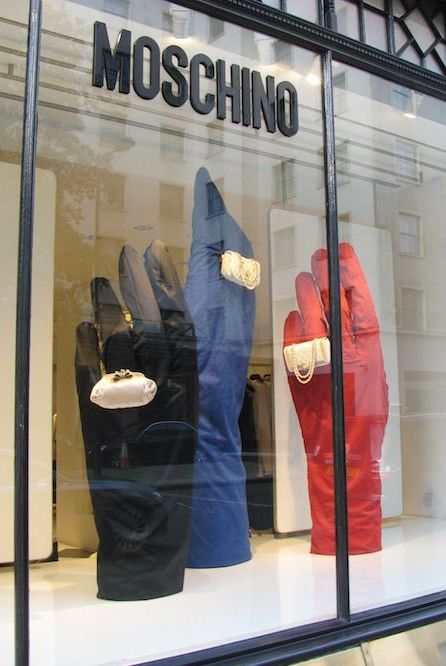 Windows Display, Visual Merchandiser, Visual Merchandising Displays, Window Display Design, Bag Display, Best Windows, Store Windows, Color Scale, Creative Display