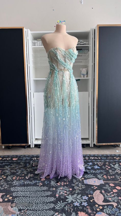 officialhambly she/they on X: "The lasercut ice dress, the wet seafoam dress and a lasercut corset with silk hand painted flowers https://t.co/l9SOzMF7a1" / X Mint Gown, Ice Dress, Seafoam Dress, Twitter Design, Ice Dresses, Stunning Gowns, Hand Painted Flowers, Painted Flowers, Forest Fairy