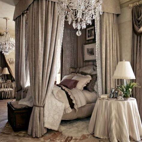 French decorating ideas for classic, elegant and nostalgic bedrooms are comfortable and very popular trends Elegant Modern Bedroom, Ralph Lauren Bedroom, Dekorasi Kamar Tidur, Romantic Bedroom, Dreamy Bedrooms, Elegant Bedroom, Design Del Prodotto, Canopy Bed, French Decor