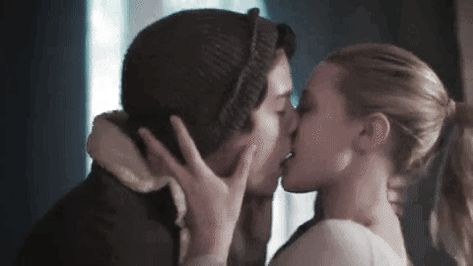 Jughead And Betty Kiss, Couple Kiss In Bed, Riverdale Gifs, Habits Stay High, Riverdale Betty And Jughead, Lili Reinhart And Cole Sprouse, Bughead Riverdale, Riverdale Aesthetic, Betty And Jughead