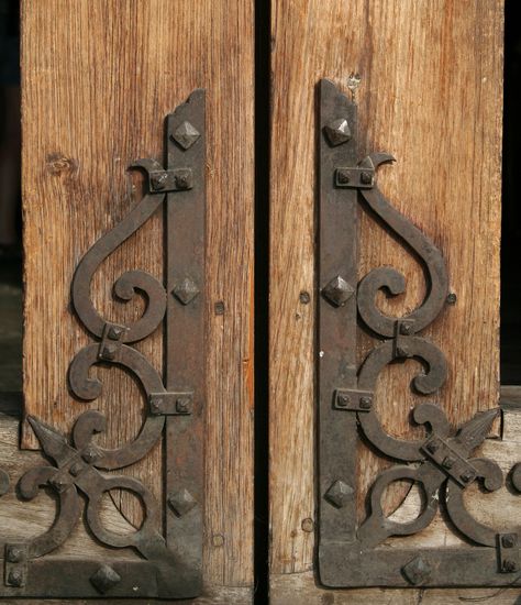 Ornaments on the door Medieval Decor, Iron Hinges, Wrought Iron Decor, Cottage Door, Gate Door, Blacksmith Projects, Gate Hardware, Iron Hardware, Rustic Doors