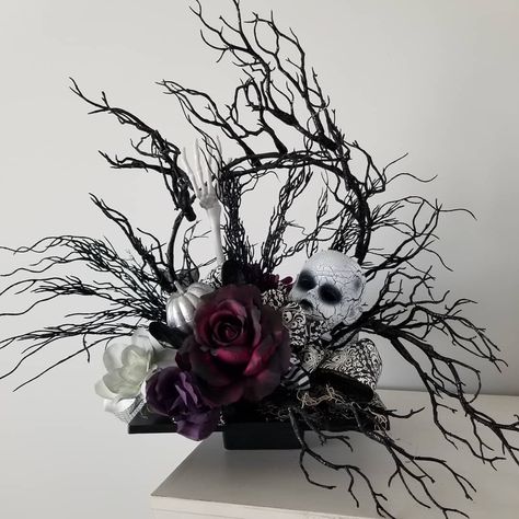 Skull Floral Arrangement, Halloween Floral Centerpieces, Goth Flower Arrangements, Gothic Floral Arrangements, Spooky Flower Arrangements, Halloween Arrangements, Creative Shelving Ideas, Halloween Flower Arrangements, Creative Shelving